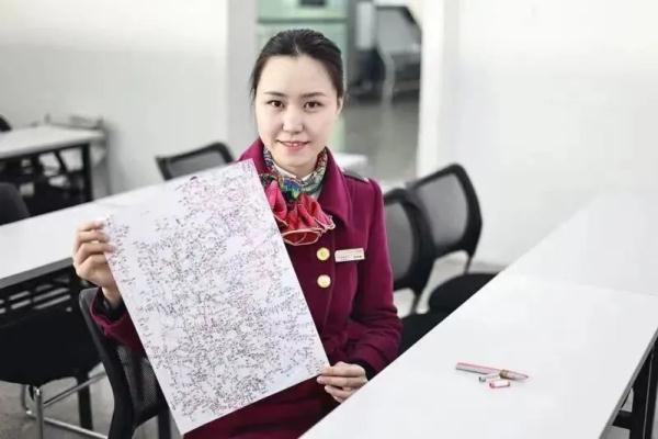 铁路版“最强大脑”！小姐姐一手两支笔，默画全国铁路网！