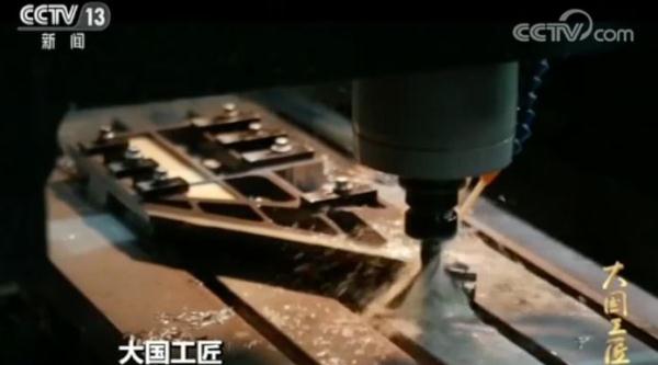 铁路版“最强大脑”！小姐姐一手两支笔，默画全国铁路网！