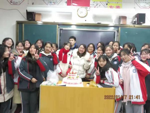 破防了，学生在教室“打架”，老师赶来后……
