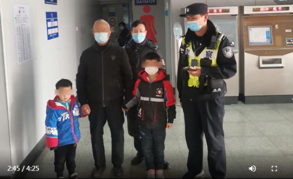 尴尬!上海爷孙仨坐地铁,居然是爷爷丢了…家有老人的都该看看 尴尬!上海爷孙仨坐地铁,居然是爷爷丢了…家有老人的都该看看