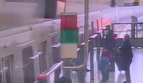 尴尬!上海爷孙仨坐地铁,居然是爷爷丢了…家有老人的都该看看 尴尬!上海爷孙仨坐地铁,居然是爷爷丢了…家有老人的都该看看