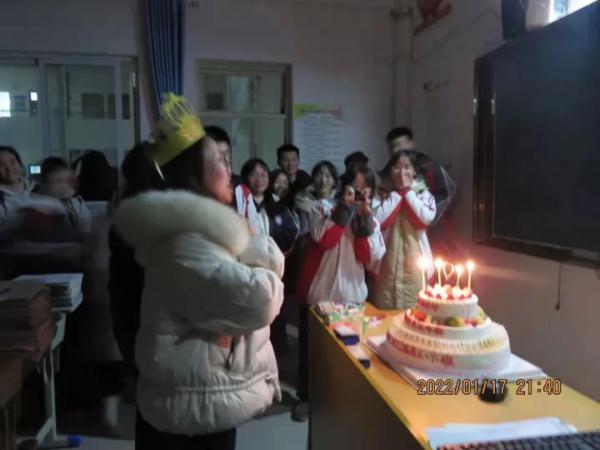 破防了，学生在教室“打架”，老师赶来后……