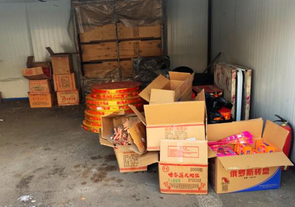 烟花爆竹线上订购线下销售 兄弟二人敢卖 违法经营者敢买