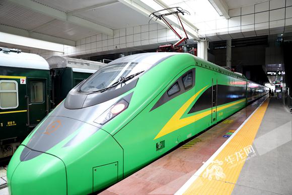 重庆与四川东部地区首条省际环线动车，今日正式开行