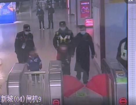 尴尬!上海爷孙仨坐地铁,居然是爷爷丢了…家有老人的都该看看 尴尬!上海爷孙仨坐地铁,居然是爷爷丢了…家有老人的都该看看