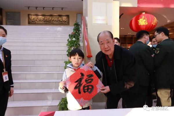 9位老将军挥毫泼墨送祝福