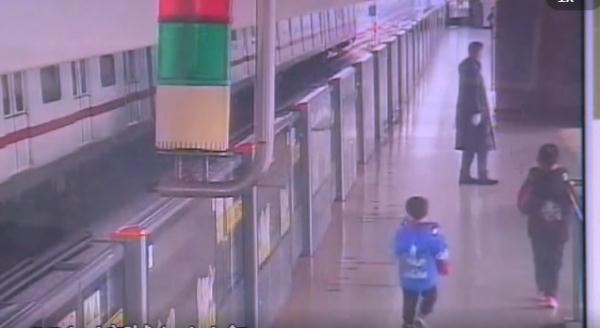 尴尬!上海爷孙仨坐地铁,居然是爷爷丢了…家有老人的都该看看 尴尬!上海爷孙仨坐地铁,居然是爷爷丢了…家有老人的都该看看