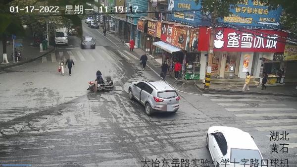 “黑摩的”丢下受伤乘客跑了 交警提醒市民:选择正规交通工具出行 “黑摩的”丢下受伤乘客跑了 交警提醒市民:选择正规交通工具出行