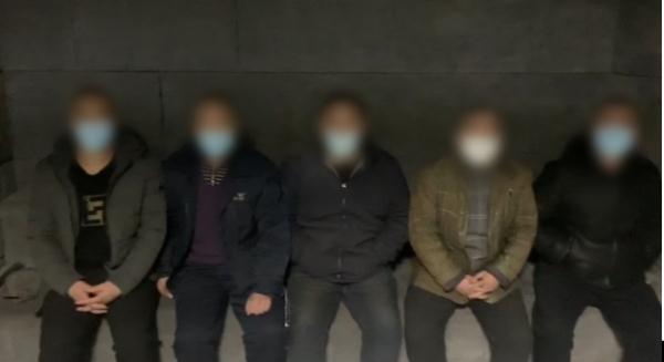 烟花爆竹线上订购线下销售 兄弟二人敢卖 违法经营者敢买