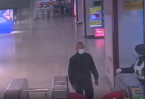 尴尬!上海爷孙仨坐地铁,居然是爷爷丢了…家有老人的都该看看 尴尬!上海爷孙仨坐地铁,居然是爷爷丢了…家有老人的都该看看