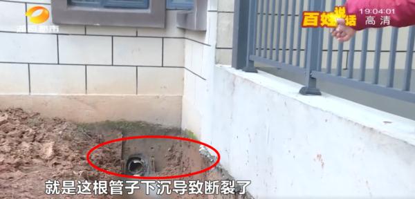 业主新房被粪水侵泡，她边哭边舀水，开发商留下一句话