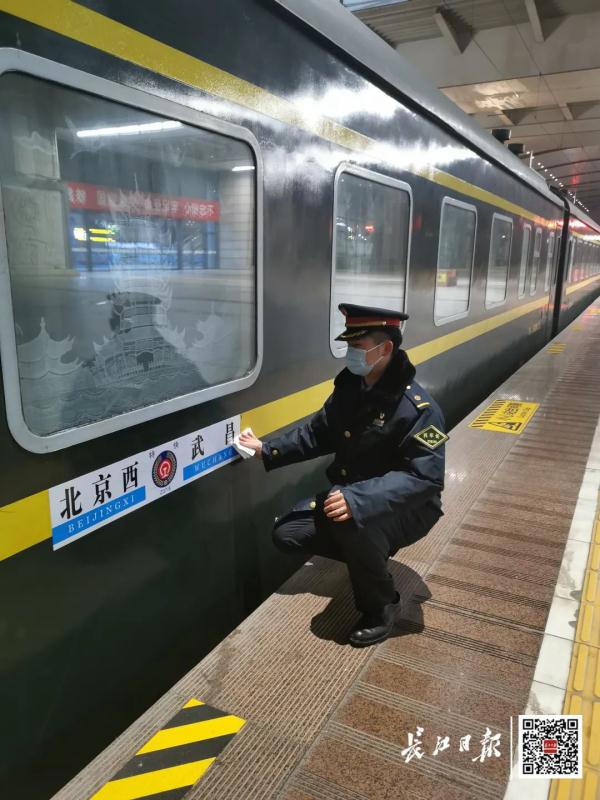 他是“红旗列车”唯一男列车长，对象还是乘客介绍的