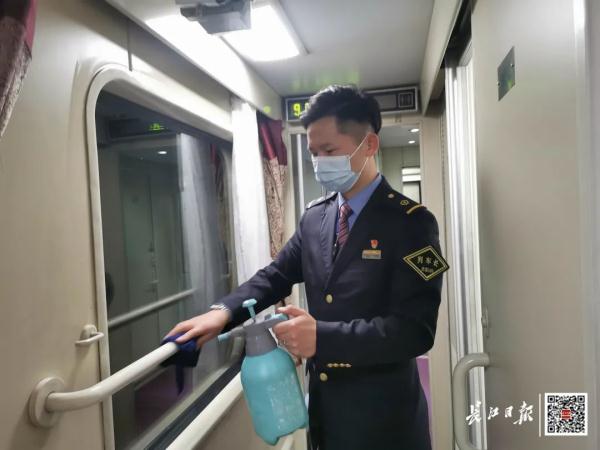 他是“红旗列车”唯一男列车长，对象还是乘客介绍的