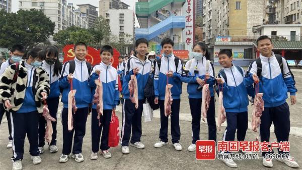 实名羡慕！散学典礼后，这些孩子们凭实力吃猪肉啃甘蔗！