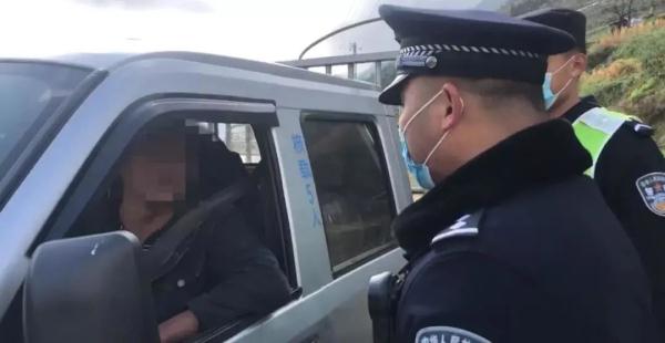 见到警察路检，男子疯狂倒车说：“看到你们我急啊......”