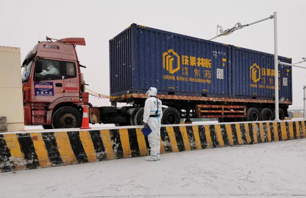 风雪来袭 国门口岸一线民警坚守岗位保通关 风雪来袭 国门口岸一线民警坚守岗位保通关