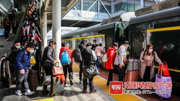 广西仍有40多对绿皮车运行!回家的列车上都是故事…… 广西仍有40多对绿皮车运行!回家的列车上都是故事……