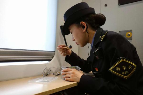 “95后”高铁列车长的第七个春运 “95后”高铁列车长的第七个春运