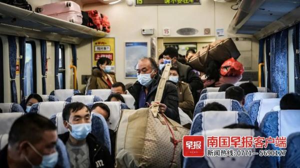 广西仍有40多对绿皮车运行!回家的列车上都是故事…… 广西仍有40多对绿皮车运行!回家的列车上都是故事……