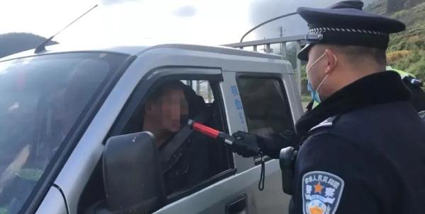 见到警察路检，男子疯狂倒车说：“看到你们我急啊......”