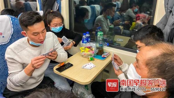 广西仍有40多对绿皮车运行!回家的列车上都是故事…… 广西仍有40多对绿皮车运行!回家的列车上都是故事……