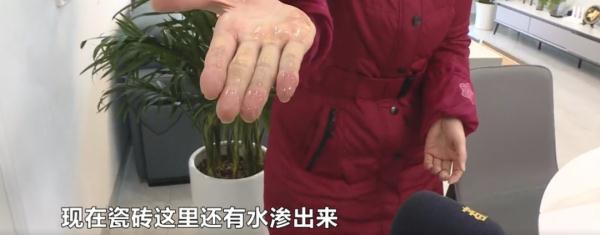 业主新房被粪水侵泡，她边哭边舀水，开发商留下一句话