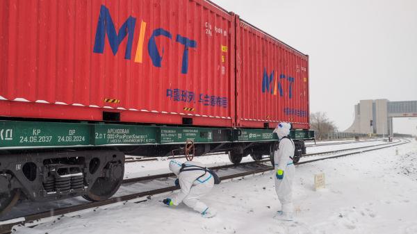 风雪来袭 国门口岸一线民警坚守岗位保通关 风雪来袭 国门口岸一线民警坚守岗位保通关
