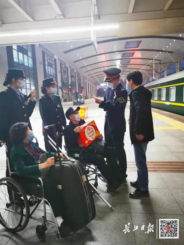 他是“红旗列车”唯一男列车长，对象还是乘客介绍的