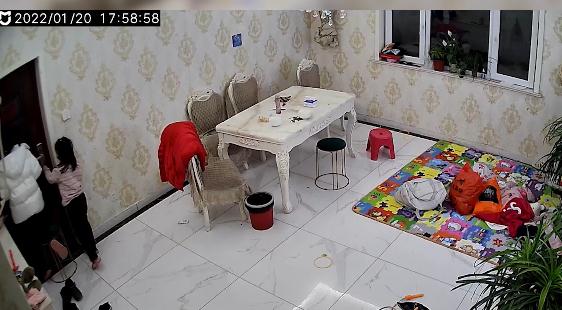 两小姐妹在家遇陌生人敲门，教科书式应对令网友称赞