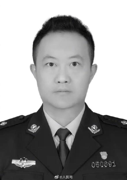 嘉峪关41岁社区民警因公牺牲 曾是禁毒战线“老黄牛” 嘉峪关41岁社区民警因公牺牲 曾是禁毒战线“老黄牛”