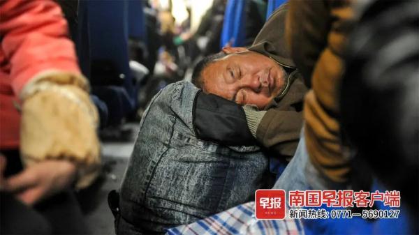 广西仍有40多对绿皮车运行!回家的列车上都是故事…… 广西仍有40多对绿皮车运行!回家的列车上都是故事……