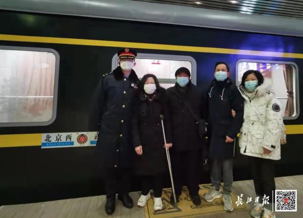 他是“红旗列车”唯一男列车长，对象还是乘客介绍的