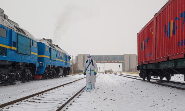 风雪来袭 国门口岸一线民警坚守岗位保通关 风雪来袭 国门口岸一线民警坚守岗位保通关