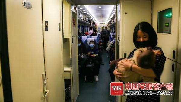 广西仍有40多对绿皮车运行!回家的列车上都是故事…… 广西仍有40多对绿皮车运行!回家的列车上都是故事……