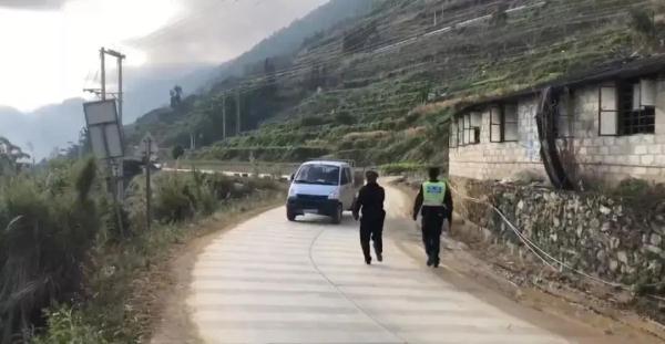 见到警察路检，男子疯狂倒车说：“看到你们我急啊......”
