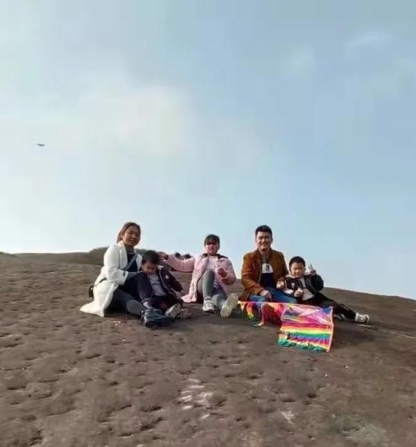 男孩打着手电筒深夜狂奔看哭网友，妈妈：这就是回家的理由