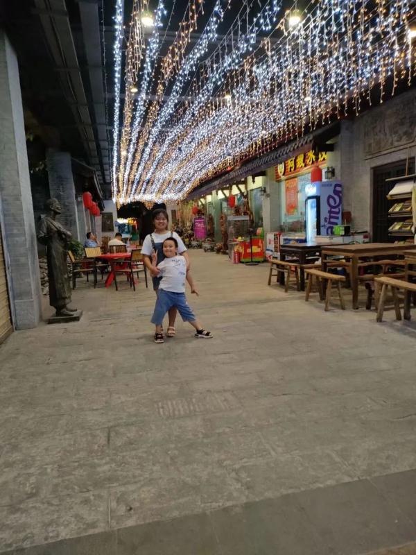 男孩打着手电筒深夜狂奔看哭网友，妈妈：这就是回家的理由