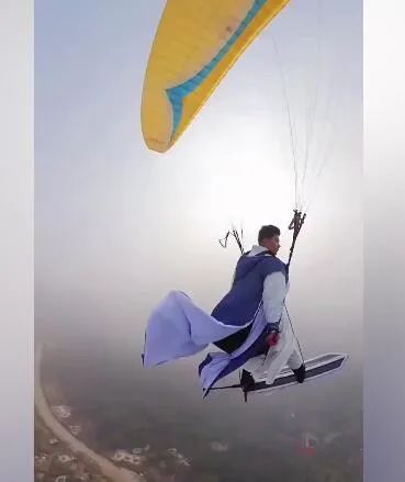 男子自制飞剑高空御剑飞行，网友：看来这位是蜀山派的少侠了