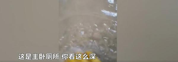 业主新房被粪水侵泡，她边哭边舀水，开发商留下一句话