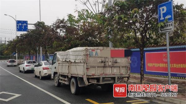 南宁东站停车带普通车位“满座”,新能源车位“闲置”?