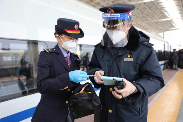 “95后”高铁列车长的第七个春运 “95后”高铁列车长的第七个春运