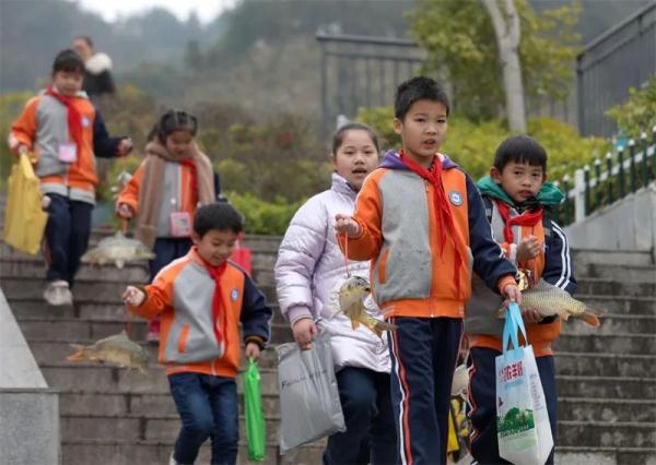 这个奖励有内味儿了！2斤猪肉、2根大葱、1条活鱼……