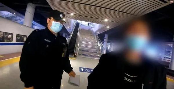 该！男子高铁抽烟被限制购票乘车180天
