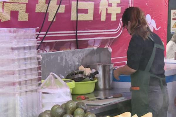 广州北京路步行街买到“天价水果”还缺斤少两？记者现场暗访
