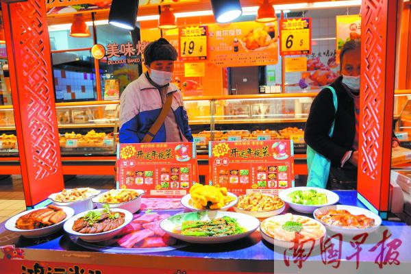 今年年夜饭市场升温 邕城多家酒店超八成包厢已有主