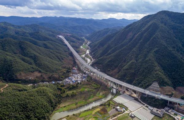 云南新昆楚高速公路通车