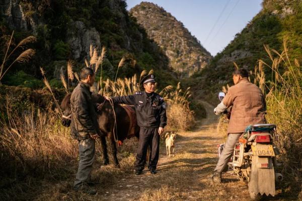 一人一马,大山“骑警”34年守护平安 一人一马,大山“骑警”34年守护平安