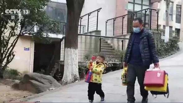 初六返程火车票今日开售！你回家的路顺畅吗？直击他们的春节返乡路→