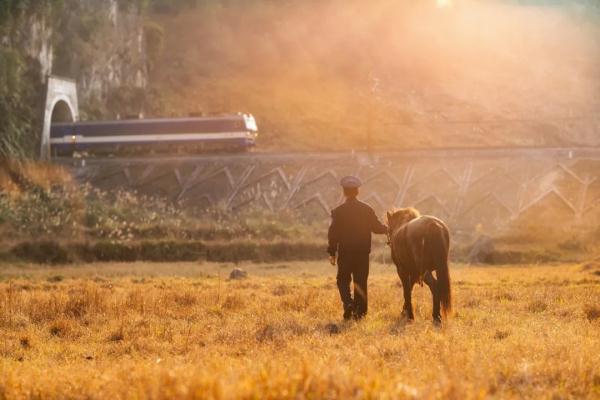 一人一马,大山“骑警”34年守护平安 一人一马,大山“骑警”34年守护平安
