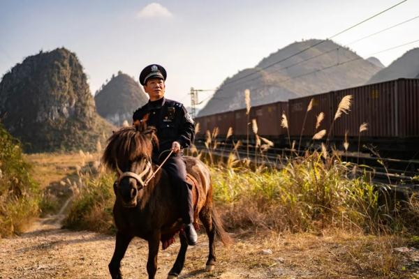 一人一马,大山“骑警”34年守护平安 一人一马,大山“骑警”34年守护平安